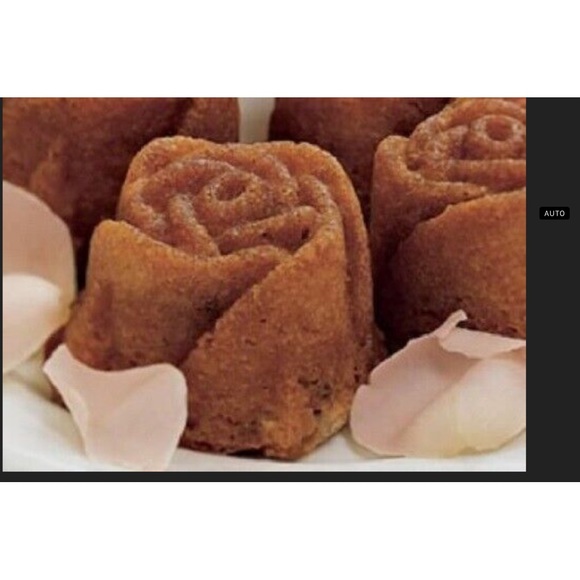 Nordic Ware Sweetheart Roses Pan - Picture 2 of 5